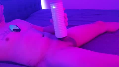 Snapshot of hennidrip chatting on 11.27.25 HENNIDRIP online show from 11.27.25