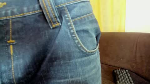 Snapshot of henrik_senn chatting on 10.10.25 henrik_senn online show from 10.10.25