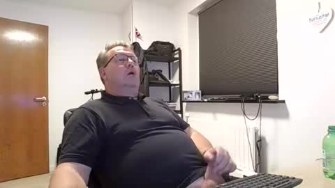 Snapshot of henrikrp1971 chatting on 10.03.25 henrikrp1971 online show from 10.03.25