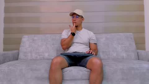 heteros men online show from 02.25.25