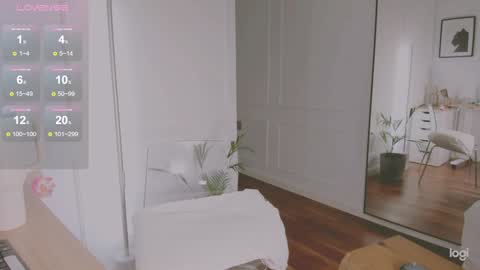 hi my name is Eva. online show from 12.10.24