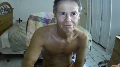 Snapshot of hewes1 chatting on 11.04.25 hewes1 online show from 11.04.25