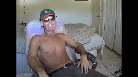 Snapshot of hewes1 chatting on 11.17.25 hewes1 online show from 11.17.25