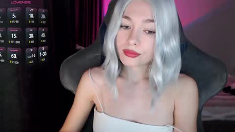 Snapshot of hey_nora_ chatting on 04.21.26 Nora online show from 04.21.26