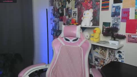 Snapshot of hey_tessa chatting on 04.15.26 Tessa online show from 04.15.26