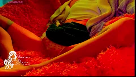 Snapshot of heyyythanks chatting on 10.29.25 Gwen Elise online show from 10.29.25