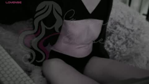 Snapshot of heyyythanks chatting on 12.14.25 Gwen Elise online show from 12.14.25