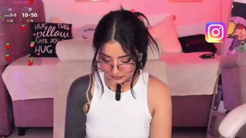 Snapshot of hinataweed01 chatting on 11.26.25 Karol Independent Model online show from 11.26.25