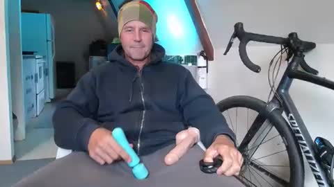 Snapshot of hippiezen chatting on 02.16.26 Hippie Jijm online show from 02.16.26