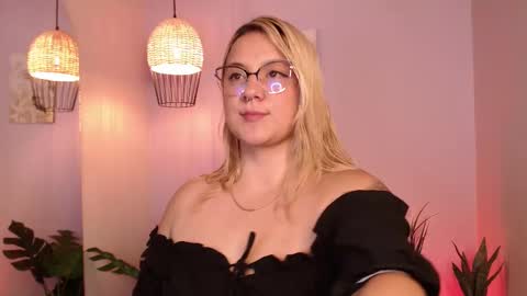 Snapshot of hollie_joliie chatting on 10.25.25 Hollie online show from 10.25.25