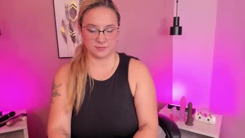 Snapshot of hollie_joliie chatting on 10.30.25 Hollie online show from 10.30.25