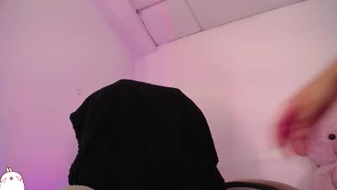 Snapshot of holly_16 chatting on 10.15.25 holly_16 online show from 10.15.25