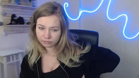 Holly online show from 02.05.25