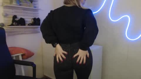 Holly online show from 02.06.25