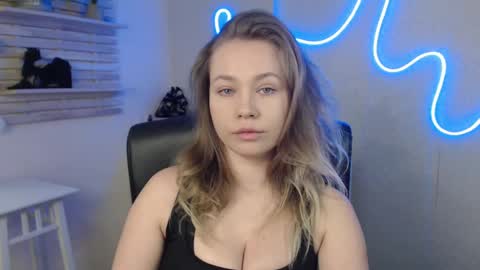 Holly online show from 02.11.25