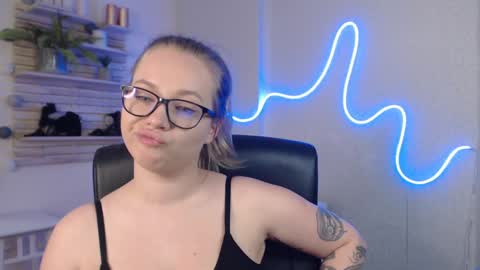 Holly online show from 03.11.25