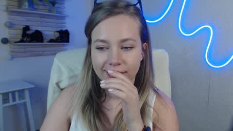 Holly online show from 03.12.25