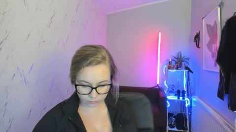 Holly online show from 11.04.25