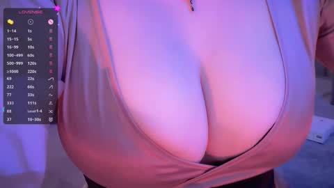 Snapshot of holly_molly_69 chatting on 10.05.25 Molly online show from 10.05.25