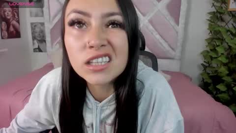 Snapshot of holly_rose69 chatting on 11.28.25 Holly online show from 11.28.25