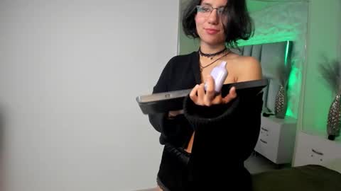 hollypeach_ online show from 11.13.25