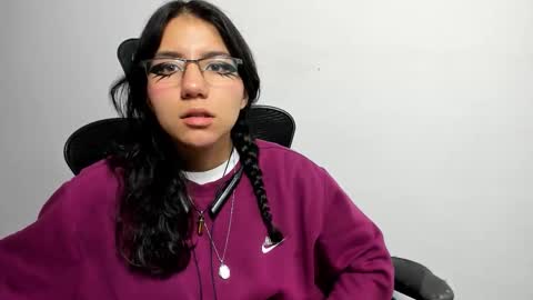 hollypeach_ online show from 11.17.25