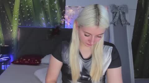 HollyTaillor online show from 12.22.25