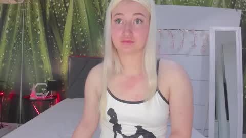 Snapshot of hollytaillor chatting on 04.19.26 HollyTaillor online show from 04.19.26