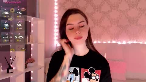 Snapshot of holymiax chatting on 09.19.25 Mia online show from 09.19.25