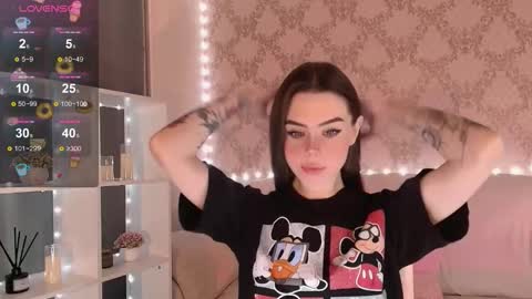 Snapshot of holymiax chatting on 11.16.25 Mia online show from 11.16.25