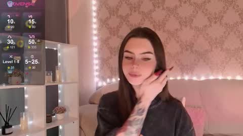 Snapshot of holymiax chatting on 11.18.25 Mia online show from 11.18.25