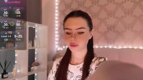 Snapshot of holymiax chatting on 12.04.25 Mia online show from 12.04.25