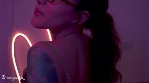 Snapshot of honeeeey_ chatting on 09.25.25 honeeeey_ online show from 09.25.25