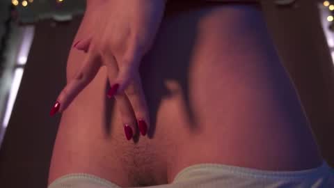 Snapshot of honeeeey_ chatting on 12.13.25 honeeeey_ online show from 12.13.25