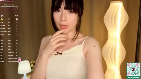 Snapshot of honeey_beee chatting on 10.25.25 May online show from 10.25.25