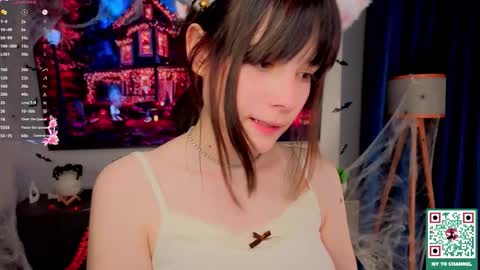Snapshot of honeey_beee chatting on 10.29.25 May online show from 10.29.25