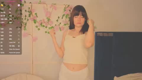 Snapshot of honeey_beee chatting on 11.27.25 May online show from 11.27.25