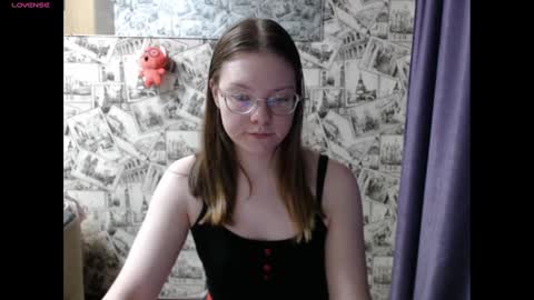 Snapshot of honey_mood chatting on 12.20.24 Lina online show from 12.20.24