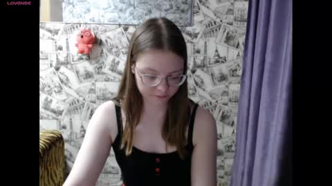 Snapshot of honey_mood chatting on 12.22.24 Lina online show from 12.22.24