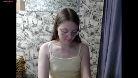 Snapshot of honey_mood chatting on 01.20.25 Lina online show from 01.20.25