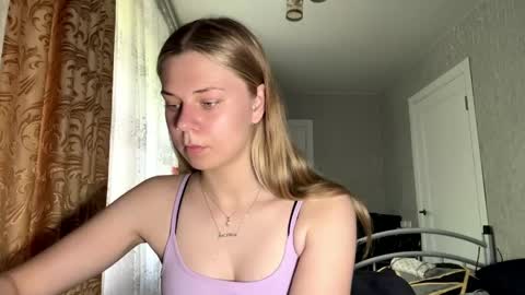 Snapshot of honeyaskren chatting on 06.10.26 Klara online show from 06.10.26