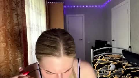 Snapshot of honeyaskren chatting on 06.28.26 Klara online show from 06.28.26
