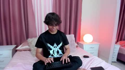 Snapshot of honeymoon_sariel chatting on 10.16.25 honeymoon_sariel online show from 10.16.25