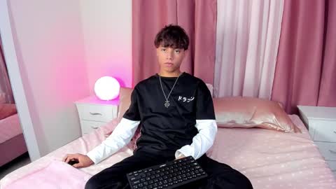 Snapshot of honeymoon_sariel chatting on 11.14.25 honeymoon_sariel online show from 11.14.25