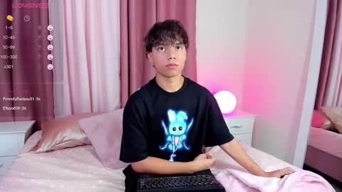 Snapshot of honeymoon_sariel chatting on 11.17.25 honeymoon_sariel online show from 11.17.25