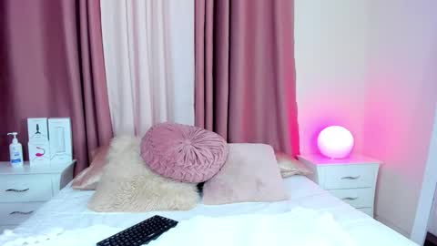 Snapshot of honeymoon_sariel chatting on 11.30.25 honeymoon_sariel online show from 11.30.25