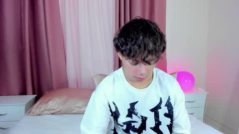 Snapshot of honeymoon_sariel chatting on 12.15.25 honeymoon_sariel online show from 12.15.25