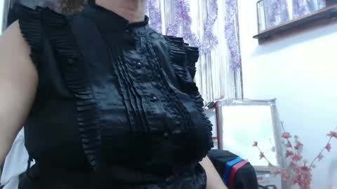 Snapshot of horny_mommy17 chatting on 01.06.25 armina online show from 01.06.25