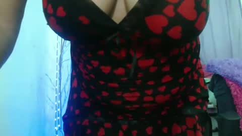 Snapshot of horny_mommy17 chatting on 10.10.25 armina online show from 10.10.25