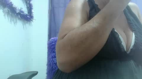 Snapshot of horny_mommy17 chatting on 10.23.25 armina online show from 10.23.25